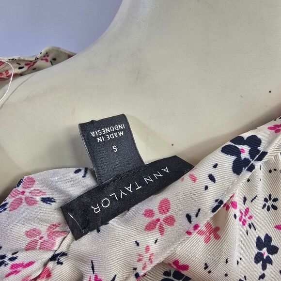 Ann Taylor Pink Floral Blouse with V-Neck and Short Sleeves R3 - Picture 4 of 4